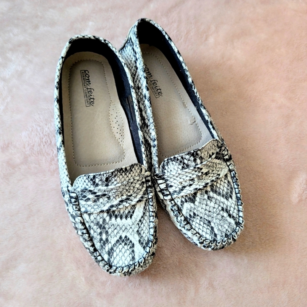 Women's size 10 Black & White loafer
